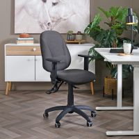 K&auml;sinojallinen toimistotuoli on se perinteisin ty&ouml;tuoli. Mit&auml; enemm&auml;n tuolissa on s&auml;&auml;t&ouml;mahdollisuuksia, sit&auml; paremmin l&ouml;yt&auml;&auml; juuri itselle sopivan ty&ouml;skentelyasennon.