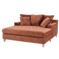 Leve&auml;lle divaanille mahtuu istumaan yksin tai kaksin.