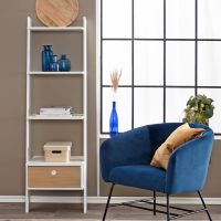 Asetelmat ja t&auml;rke&auml;t esineet saavat arvoisensa paikan Havu-tikashyllyll&auml;.