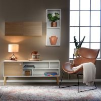 Nosta sisustuksesi uudelle tasolle ja ker&auml;&auml; Havu tv-tason p&auml;&auml;lle rakkaimmat aarteesi. Tunnelmallinen p&ouml;yt&auml;valaisin kruunaa kokonaisuuden.