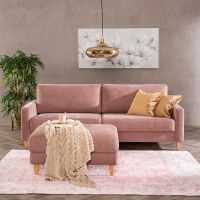 Pitk&auml;n matkan vieraat y&ouml;pyv&auml;t n&auml;pp&auml;r&auml;ll&auml; vuodesohvalla.