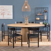 Musta ja tammi yhdess&auml; ovat ajaton kombo.