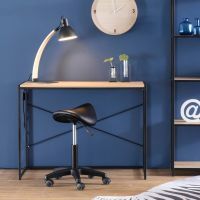 N&auml;pp&auml;r&auml;n kokoinen satulatuoli on helppo sujauttaa ty&ouml;p&ouml;yd&auml;n alle p&auml;iv&auml;n p&auml;&auml;tteeksi.