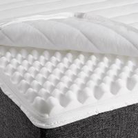 Profiloitu vaahtomuovisisus toimii sijauspatjassa kaksipuoleisesti. Silea puoli on napakampi ja profiloitu pehme&auml;mpi. N&auml;in nukkuja voi itse valita mieleisens&auml; pintapehmeyden sijauspatjaansa.