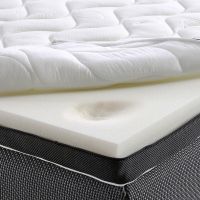 Viskoelastinen vaahtomuovi muotoutuu nukkujan kehon painon ja l&auml;mm&ouml;n mukaan.