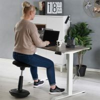 Sovita tasapainotuolin korkeus sopivaksi kaasujousen avulla. S&auml;&auml;dett&auml;v&auml;ll&auml; s&auml;hk&ouml;p&ouml;yd&auml;ll&auml; mahdollistat itsellesi optimaalisen ty&ouml;skentelykorkeuden.