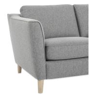 Tere viimeistelee k&auml;sinojan ja istuinpehmusteiden verhoilun.