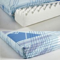 Vaahtomuovipatjan toinen puoli on sile&auml; ja toinen profiloitu,