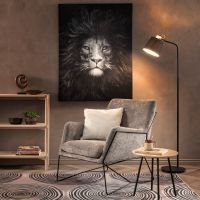 Toimivan lukunurkkauksen peruspilareita ovat mukava nojatuoli ja tehokas lukuvalo.