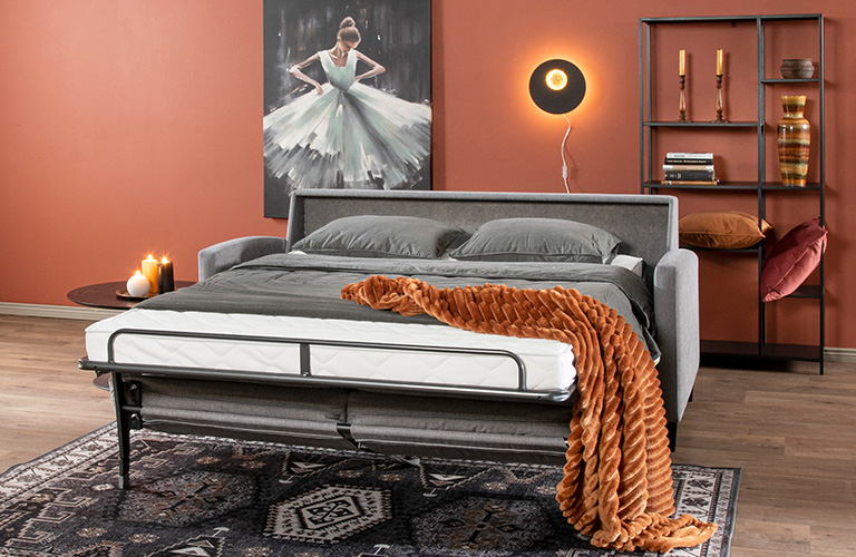 Illaksi vuodesohva muuttuu hetkess&auml; vierasvuoteeksi y&ouml;vieraille.