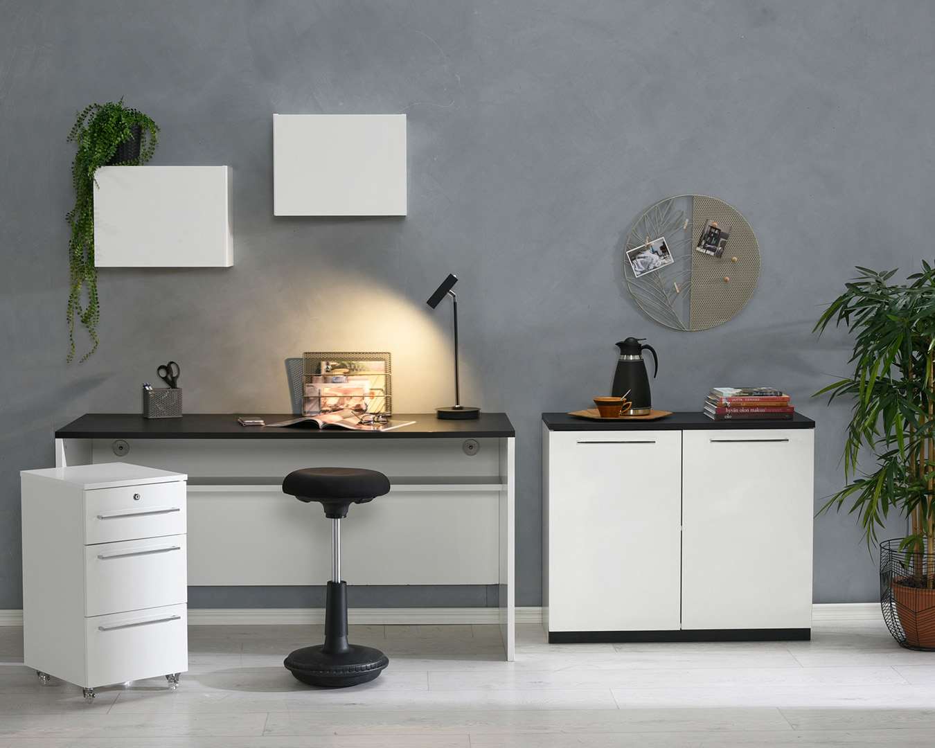 Ty&ouml;tilan itseoikeutettu keskipiste on hyv&auml;&nbsp;ty&ouml;p&ouml;yt&auml;. Tasapainotuoli on ergonominen valinta kotitoimistolle.